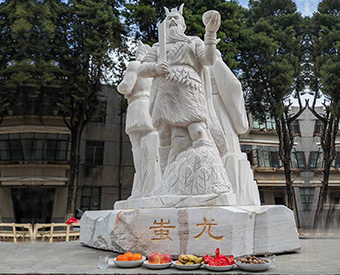 云南石雕黃帝、炎帝、蚩尤雕塑安裝效果展示